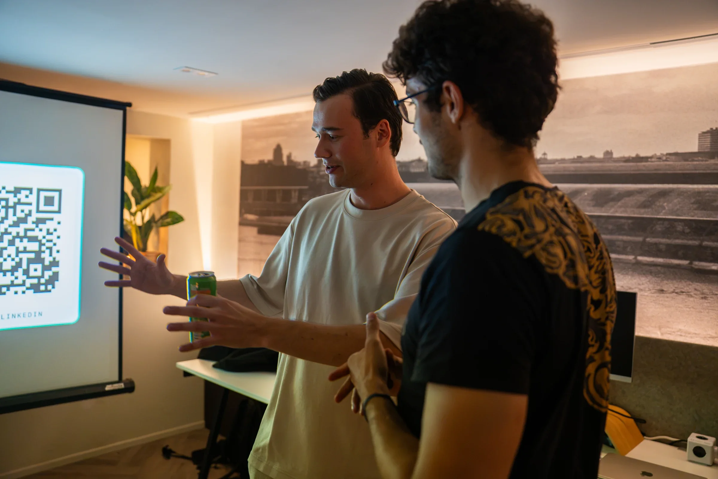 Sion Coolwijk explaining something to a visitor