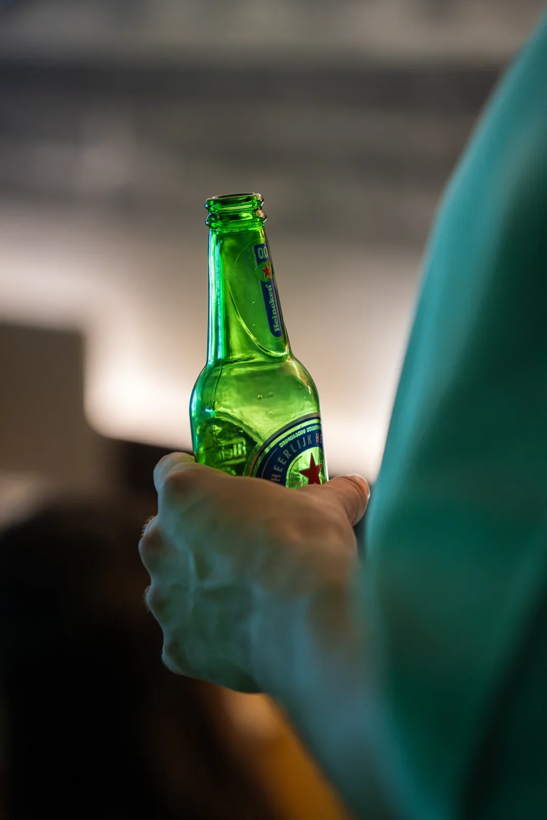 Een flesje bier in de hand