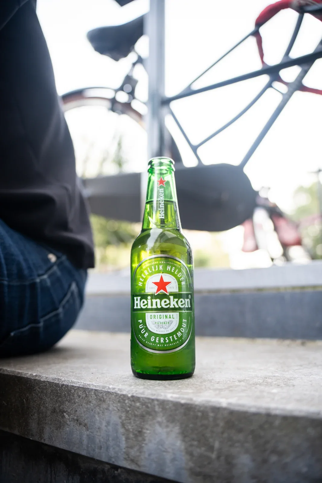 Een flesje bier op de stoep voor het kantoor