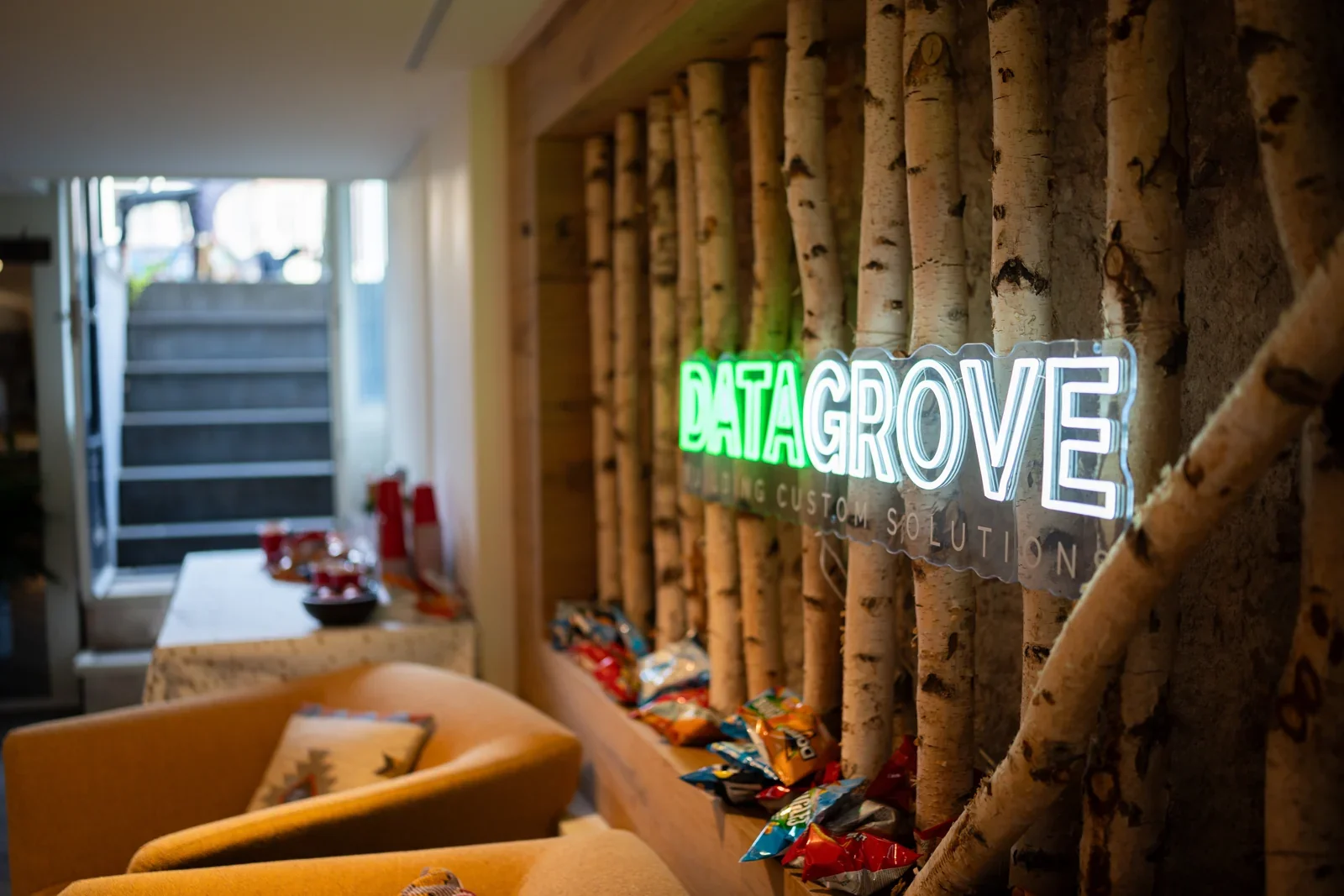 Het neonlogo en de zithoek op het kantoor van Datagrove