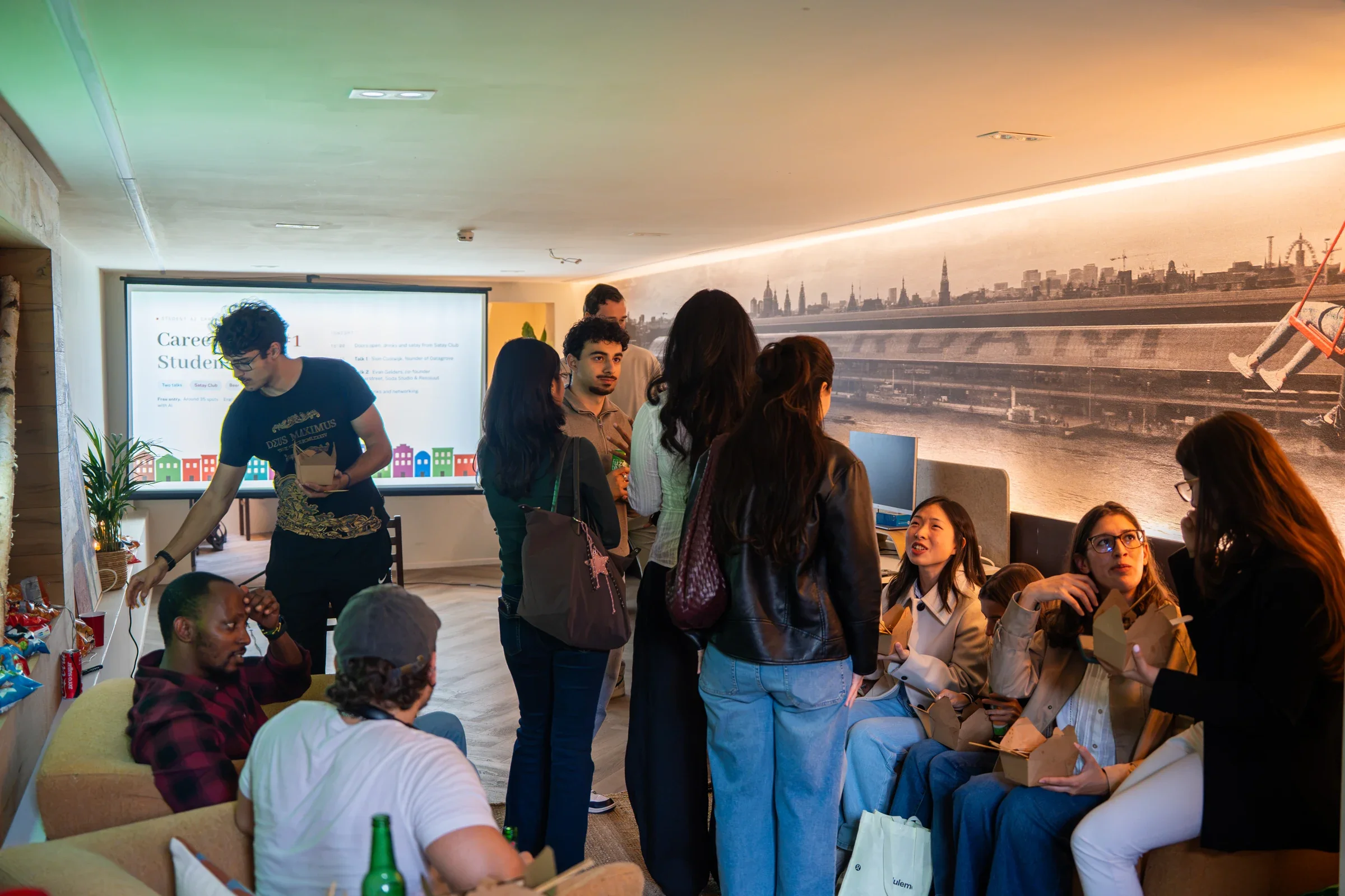 Een volle ruimte tijdens een event op het kantoor van Datagrove
