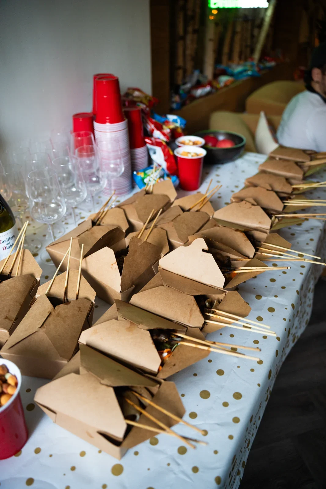 Een tafel vol bakjes saté