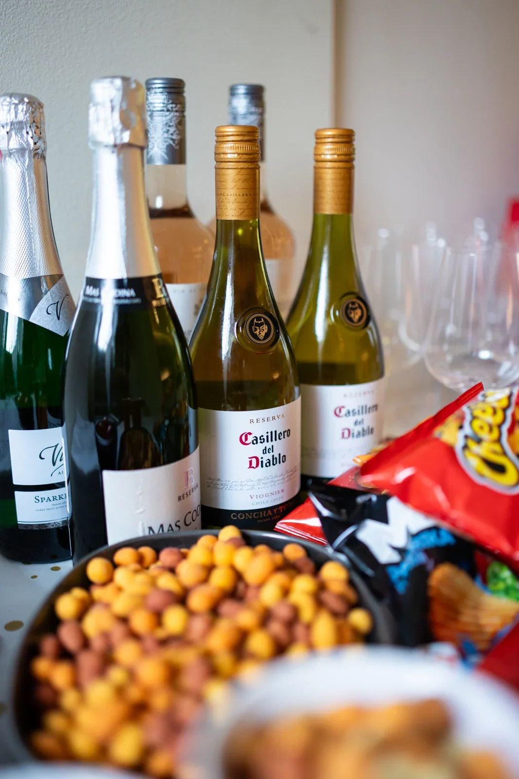 Flessen wijn en snacks op tafel