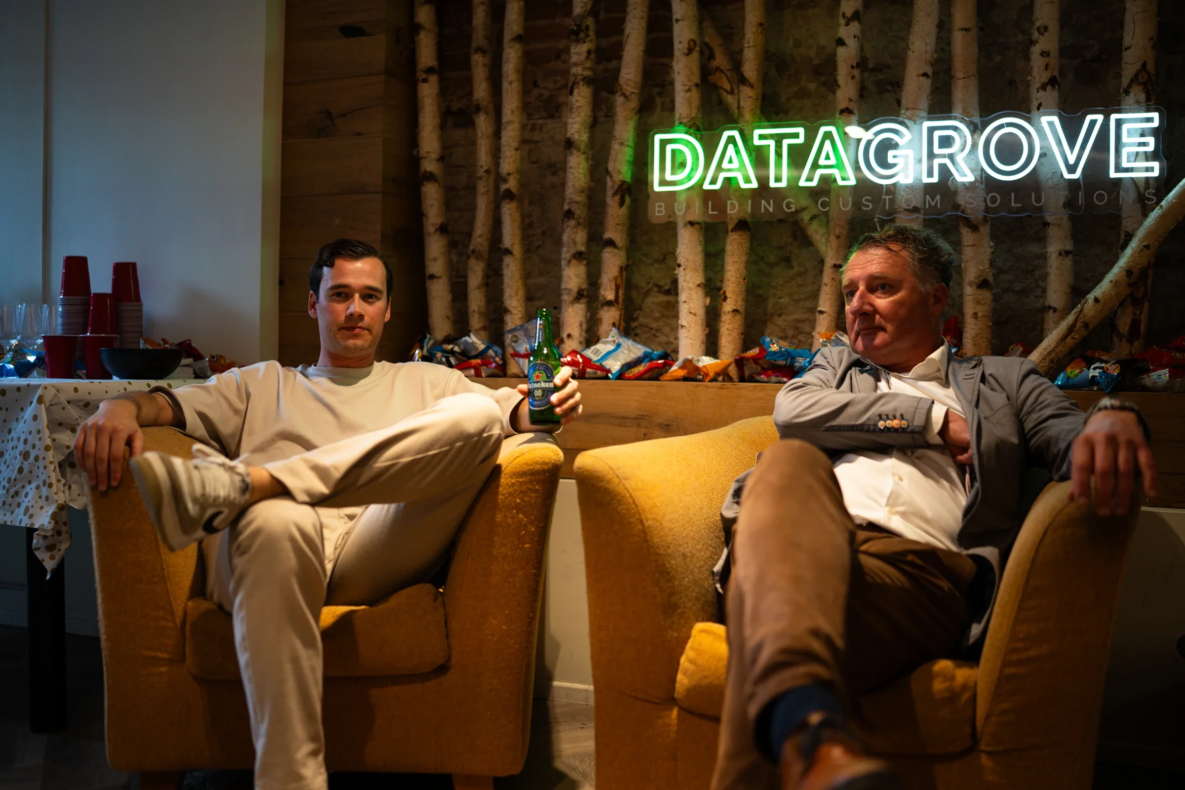 Sion Coolwijk en Edwin Knoop onder het neonlogo van Datagrove