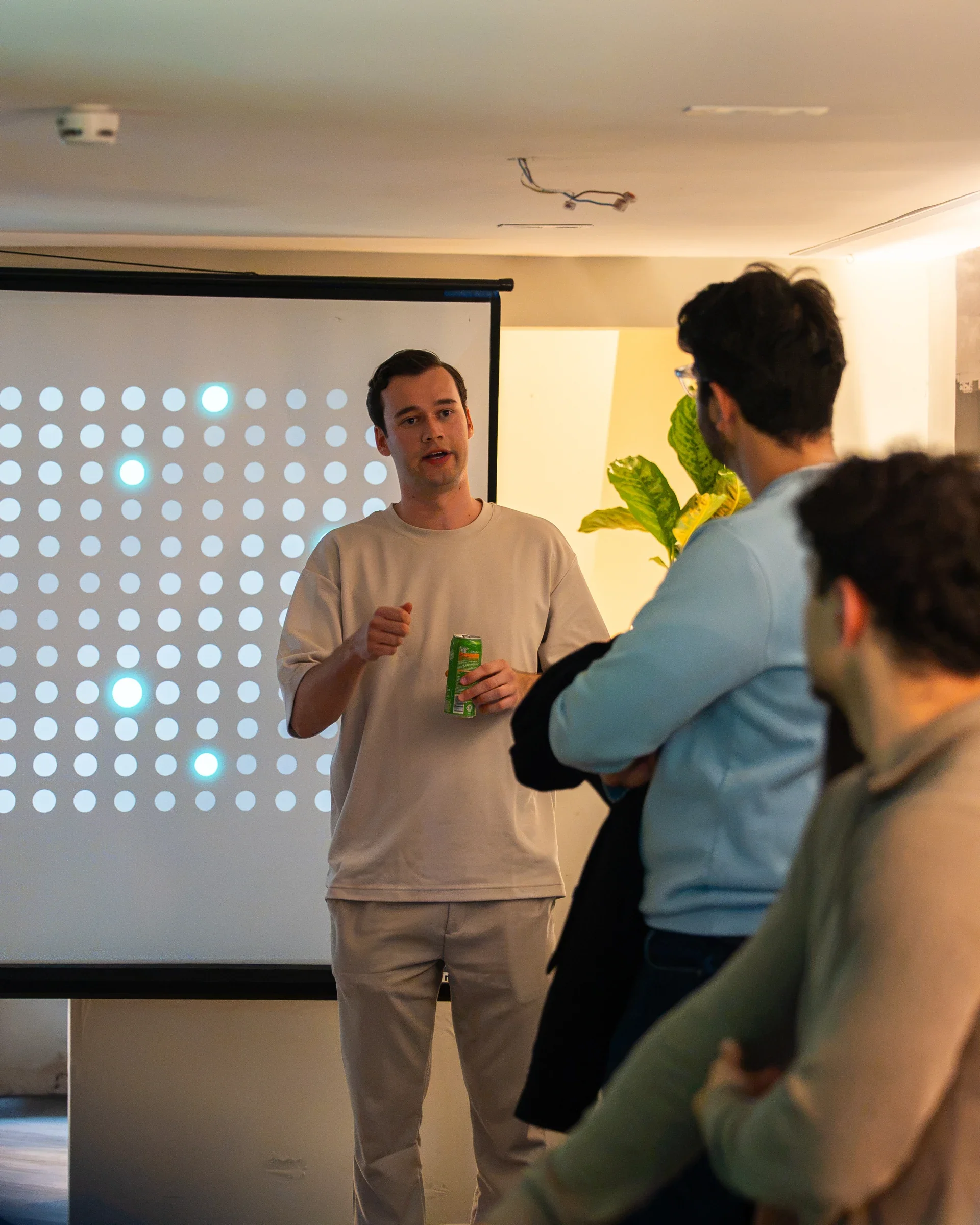 Sion Coolwijk presenteert tijdens een event in het kantoor van Datagrove