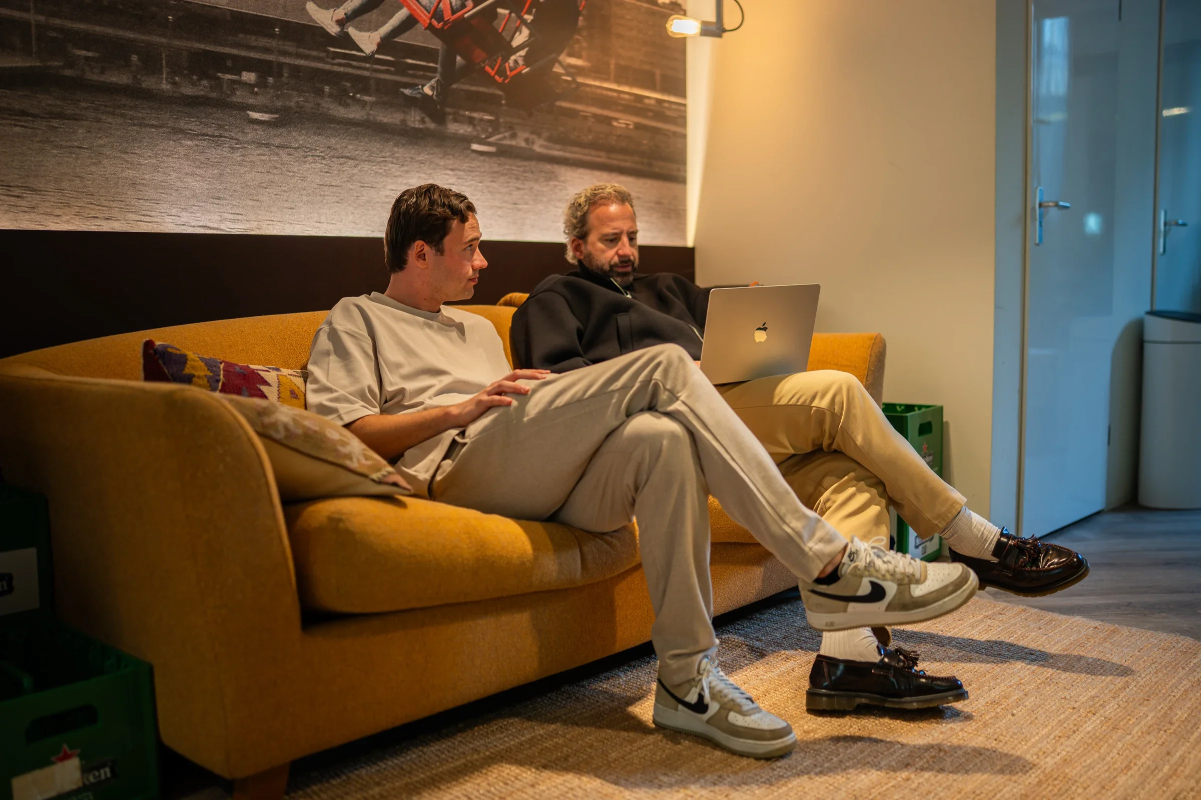 Sion Coolwijk en Evan Gelders op de bank in het kantoor van Datagrove